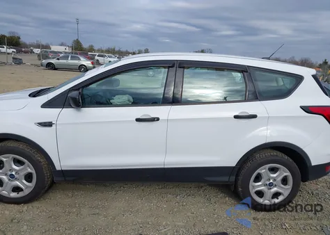 2019 Ford Escape S z USA, uszkodzony, nr VIN 1FMCU0F75KUB21913